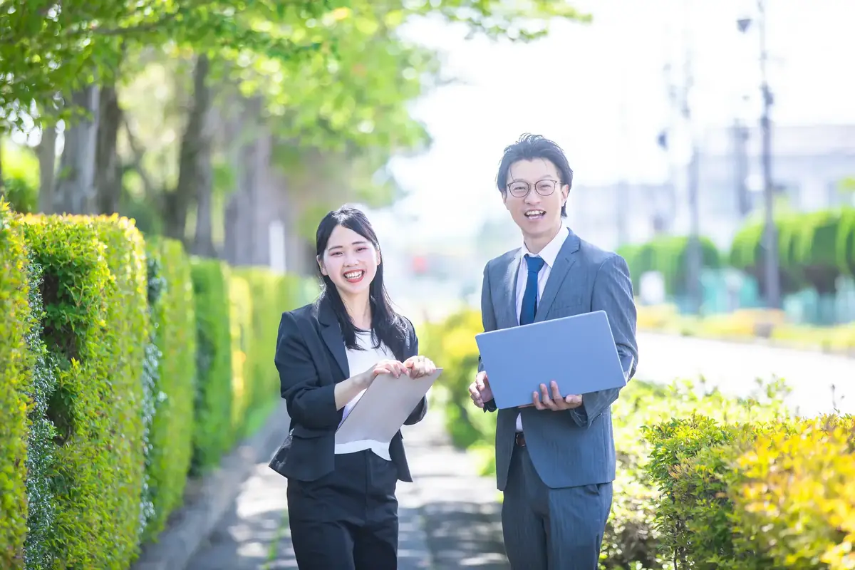 男女が笑顔で正面を見ている画像
